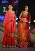 Amy Jackson, Lara Dutta at JJ Valaya Singh in Bling fashion show on 28th Sept  2015 (72)_560a3bfd031fe.JPG