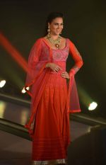Lara Dutta at JJ Valaya Singh in Bling fashion show on 28th Sept  2015 (50)_560a3bfde942a.JPG