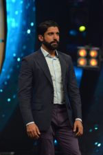 Farhan Akhtar on the sets of Farhan_s new show I can do that on Zee in Naigaon on 1st Oct 2015 (22)_560e96180393c.JPG