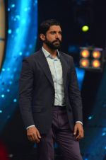 Farhan Akhtar on the sets of Farhan_s new show I can do that on Zee in Naigaon on 1st Oct 2015 (24)_560e961c3cdc9.JPG