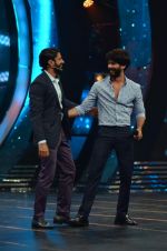 Shahid Kapoor and Alia Bhatt on the sets of Farhan_s new show I can do that on Zee in Naigaon on 1st Oct 2015 (24)_560e96cf6f6a2.JPG