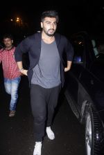 Arjun Kapoor snapped at private airport in Kalina on 3rd Oct 2015 (4)_5610a13964c59.JPG