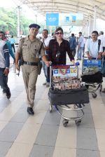 Alka Yagnik snapped at airport on 4th Oct 2015 (28)_56122839aac5e.JPG