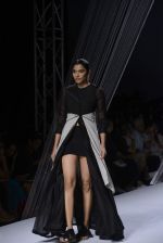Model walk the ramp for Vaishali S show on day 1 of mazon india fashion week on 7th Oct 2015 (15)_56155119ca39a.JPG