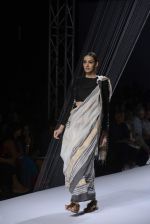 Model walk the ramp for Vaishali S show on day 1 of mazon india fashion week on 7th Oct 2015 (28)_56155135533c7.JPG