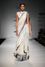 Model walk the ramp for Rabani Rakha on day 1 of Amazon india fashion week on 7th Oct 2015 (19)_56160ce543ee2.JPG