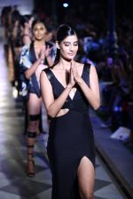 Model walk the ramp for Shivan Naresh on day 1 of Amazon india fashion week on 7th Oct 2015 (275)_56160ead1dfd4.JPG