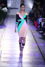 Model walk the ramp for Shivan Naresh on day 1 of Amazon india fashion week on 7th Oct 2015 (81)_56160daa00c77.JPG