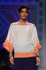 Model walk the ramp for Tanvi Kedia show on day 2 of Amazon india fashion week on 8th Oct 2015 (103)_56167ff304af5.JPG