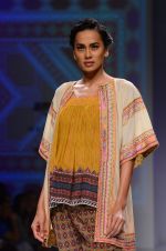 Model walk the ramp for Tanvi Kedia show on day 2 of Amazon india fashion week on 8th Oct 2015 (108)_56167ffd16ddd.JPG