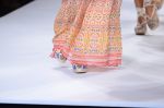 Model walk the ramp for Tanvi Kedia show on day 2 of Amazon india fashion week on 8th Oct 2015 (114)_56168004bac04.JPG