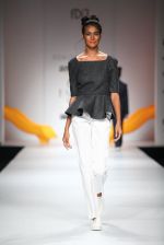 Model walk the ramp for Ashish Soni Show at Amazon Fashion Week Day 3 on 9th Oct 2015 (105)_5618feb29ede7.JPG