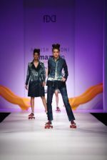 Model walk the ramp for Ashish Soni Show at Amazon Fashion Week Day 3 on 9th Oct 2015 (4)_5618fe2d7bc0f.JPG
