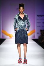 Model walk the ramp for Ashish Soni Show at Amazon Fashion Week Day 3 on 9th Oct 2015 (52)_5618fe6578318.JPG