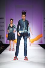 Model walk the ramp for Ashish Soni Show at Amazon Fashion Week Day 3 on 9th Oct 2015 (6)_5618fe3060f75.JPG