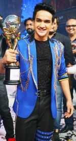 Faisal Khan with Jhalak Dikhhla Jaa Reloaded winning trophy_561a1d3f63f7c.JPG