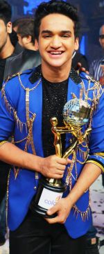 Faisal Khan with the winning trophy_561a1d5b286e8.JPG