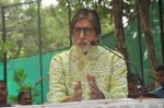 Amitabh Bachchan  celebrates his bday on 10th Oct 2015 (23)_561b54b661101.JPG