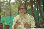 Amitabh Bachchan  celebrates his bday on 10th Oct 2015 (26)_561b54b8dd252.JPG