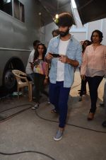 Shahid Kapoor snapped at Mehboob on 13th Oct 2015 (27)_561df773a4739.JPG