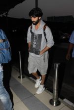 Shahid Kapoor snapped at airport on 14th Oct 2015 (27)_561fc16741ed8.JPG