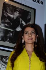 Juhi Chawla at JP Singhal exhibition on 15th Oct 2015 (39)_5620f94a3f817.JPG