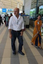 Anupam Kher snapped at airport on 16th Oct 2015 (4)_562365862e23b.JPG