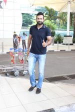 Irfan Pathan snapped at airport on 17th Oct 2015 (21)_5623bdae4fe3f.JPG