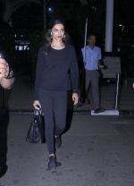 Deepika Padukone snapped at airport on 20th Oct 2015 (3)_562743ab56d41.JPG
