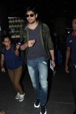 Sidharth Malhotra snapped at airport on 20th Oct 2015 (16)_562741c550ce3.JPG
