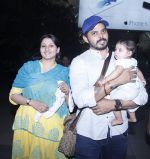 Sreesanth snapped with kid and wife as he comes to Mumbai to shoot for Mahesh Bhatt on 20th Oct 2015 (1)_562744037148f.JPG