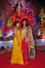 Sumona Chakravarti, Kavita Kaushik at Durga Pooja Pandal on 20th Oct 2015 (22)_562763181d6a0.JPG