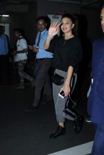 Jacqueline Fernandez snapped at airport on 21st Oct 2015 (11)_56288e4e4a5c9.JPG