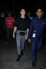 Jacqueline Fernandez snapped at airport on 21st Oct 2015 (13)_56288e6640748.JPG