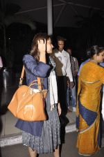 Sonam Kapoor snapped at Airport on 21st Oct 2015 (15)_56288e20b4222.JPG