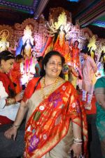 Anuradha Paudwal at North Bombay Sarbojanin Durga Puja 2015 on 22nd Oct 2015 (10)_5629bb09a622a.JPG