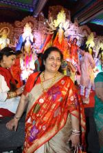 Anuradha Paudwal at North Bombay Sarbojanin Durga Puja 2015 on 22nd Oct 2015 (11)_5629bb0ef1d14.JPG