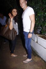 Preity Zinta snapped with cricketer David Miller at Olive, Bandra on 23rd Oct 2015 (13)_562ccb0966f1e.JPG