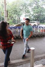Emraan Hashmi snapped at airport on 25th Oct 2015 (36)_562dbf7286fb3.JPG