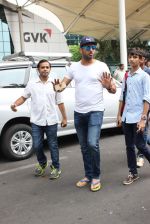 Yuvraj Singh snapped at airport on 26th Oct 2015 (6)_562f7195e9222.JPG