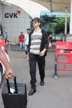 Hrithik Roshan snapped at airport on 28th Oct 2015 (32)_5631d57eb7d15.JPG