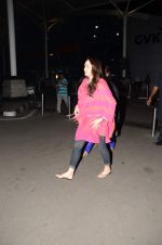Preity Zinta snapped at airport on 28th Oct 2015 (5)_5631d645bb97a.JPG
