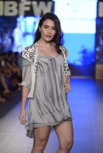 Model walk the ramp for Zeel Doshi Thakkar show on day 3 of Gionee India Beach Fashion Week on 31st Oct 2015 (15)_5635035cea032.JPG
