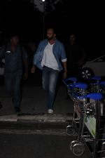 Rohit Shetty snapped at the airport on 30th Oct 2015 (32)_56349a6f18e82.JPG