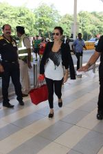 Malaika Arora Khan snapped at the airport on 31st Oct 2015 (35)_56360218479be.JPG