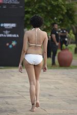 Model walk the ramp for Rina Dhaka Show on day 2 of Gionee India Beach Fashion Week on 30th Oct 2015 (61)_5635ce3003736.JPG