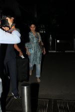 Kareena Kapoor snapped at airport on 2nd Nov 2015 (1)_56385a67797b6.jpg