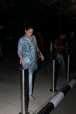 Kareena Kapoor snapped at airport on 2nd Nov 2015 (4)_56385a69b17df.jpg