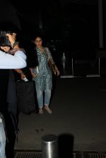 Kareena Kapoor snapped at airport on 2nd Nov 2015 (6)_56385a6b0a7df.jpg