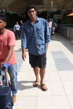 Kunal Roy Kapoor snapped at airport on 2nd Nov 2015 (10)_56385a88e9908.JPG